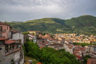 Akşamları güzel, tarihi bir dağ köyü. Günbatımında şehir manzarası Polla, İtalya