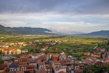 Akşamları güzel, tarihi bir dağ köyü. Günbatımında şehir manzarası Polla, İtalya