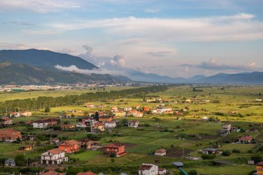 Akşamları güzel, tarihi bir dağ köyü. Günbatımında şehir manzarası Polla, İtalya