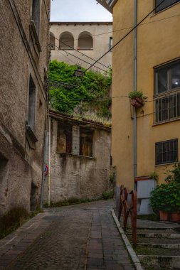 Akşamları güzel, tarihi bir dağ köyü. Günbatımında şehir manzarası Polla, İtalya