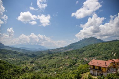 Akşamları güzel, tarihi bir dağ köyü. Günbatımında şehir manzarası Polla, İtalya