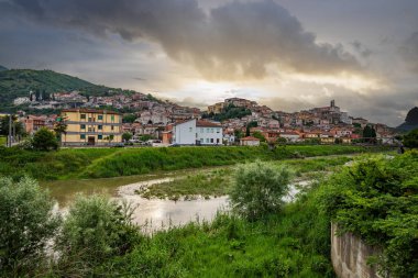 Akşamları güzel, tarihi bir dağ köyü. Günbatımında şehir manzarası Polla, İtalya