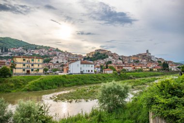 Akşamları güzel, tarihi bir dağ köyü. Günbatımında şehir manzarası Polla, İtalya