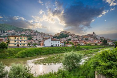 Akşamları güzel, tarihi bir dağ köyü. Günbatımında şehir manzarası Polla, İtalya