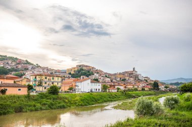 Akşamları güzel, tarihi bir dağ köyü. Günbatımında şehir manzarası Polla, İtalya