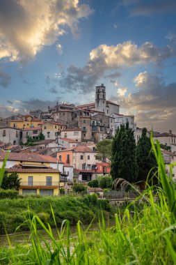 Akşamları güzel, tarihi bir dağ köyü. Günbatımında şehir manzarası Polla, İtalya