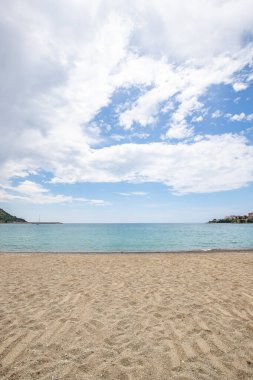 Arka planda tepeler olan sahil ve deniz güney İtalya 'da tatil köyü olan körfez ve kıyı.