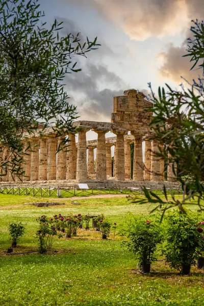 Harabeleri olan tarihi bir merkez. Akşamları güneş ışığı ve İtalya, Salerno, Paestum 'daki Athena Tapınağı ile