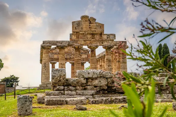Harabeleri olan tarihi bir merkez. Akşamları güneş ışığı ve İtalya, Salerno, Paestum 'daki Athena Tapınağı ile