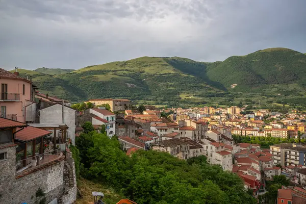 Akşamları güzel, tarihi bir dağ köyü. Günbatımında şehir manzarası Polla, İtalya
