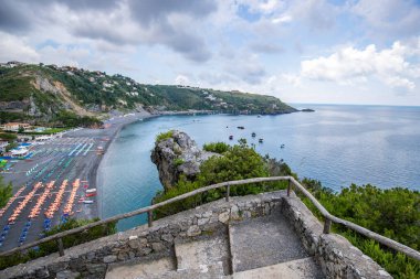Sahilde manzara çekimi. Kumsal ve deniz manzarası. İtalya, Salerno 'daki çarpıcı sahil ve Akdeniz manzarası