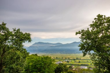 Kıyı manzarası fotoğrafı. Deniz boyunca uzanan ve çarpıcı yeşil Akdeniz manzarası boyunca uzanan bir yoldan manzara. Salerno, İtalya kıyıları