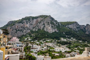 Sahilin manzara görüntüsü. Deniz boyunca uzanan yollara ve çarpıcı yeşil Akdeniz manzarasına bakın. İtalya, Salerno 'daki Capri adasında.