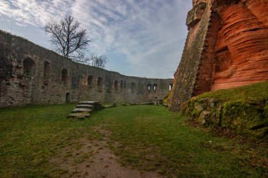 Sisteki kale. Harabelerinde yosun ve yosun olan bir kale kulesinden kış manzarası. Sisin içinde bir ormanın olduğu güzel bir manzara, Derebeyi Ormanı, Almanya
