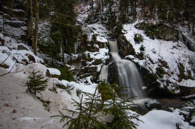 Çok özel bir cazibe de kar ve buzdaki şelalelerdir. Almanya, Triberg 'deki en yüksek şelale.