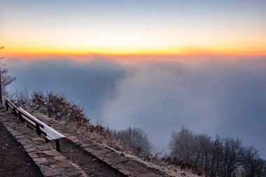 Soğuk kış manzarası, Moselle döngüsünde gün doğumu sisli vadi manzaralı. Bremm, Moselle, Almanya