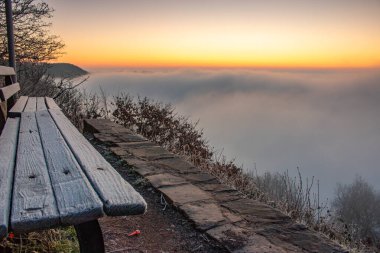 Soğuk kış manzarası, Moselle döngüsünde gün doğumu sisli vadi manzaralı. Bremm, Moselle, Almanya