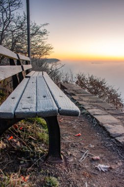 Soğuk kış manzarası, Moselle döngüsünde gün doğumu sisli vadi manzaralı. Bremm, Moselle, Almanya