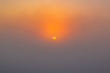 Soğuk kış manzarası, Moselle döngüsünde gün doğumu sisli vadi manzaralı. Bremm, Moselle, Almanya