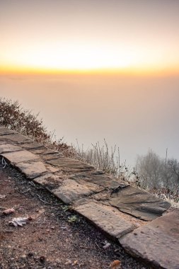 Soğuk kış manzarası, Moselle döngüsünde gün doğumu sisli vadi manzaralı. Bremm, Moselle, Almanya