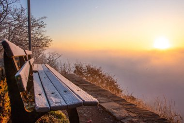 Soğuk kış manzarası, Moselle döngüsünde gün doğumu sisli vadi manzaralı. Bremm, Moselle, Almanya