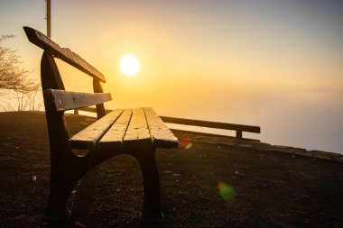 Soğuk kış manzarası, Moselle döngüsünde gün doğumu sisli vadi manzaralı. Bremm, Moselle, Almanya