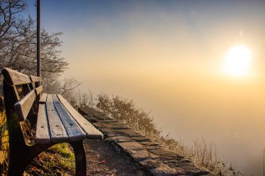 Soğuk kış manzarası, Moselle döngüsünde gün doğumu sisli vadi manzaralı. Bremm, Moselle, Almanya