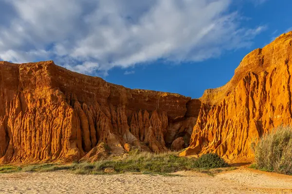 Bir çakıl taşı ve kumsalda inanılmaz kaya oluşumu. Kızıl topraklı kızıl kayalıklar ve kumlu sahilde inanılmaz oluşumlar. Praia da Falsia, sıcak güneş ışığıyla yıkanmış, Algarve, Portekiz