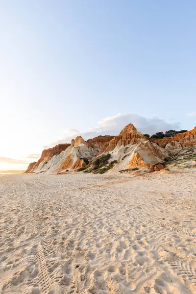 Bir çakıl taşı ve kumsalda inanılmaz kaya oluşumu. Kızıl topraklı kızıl kayalıklar ve kumlu sahilde inanılmaz oluşumlar. Praia da Falsia, sıcak güneş ışığıyla yıkanmış, Algarve, Portekiz