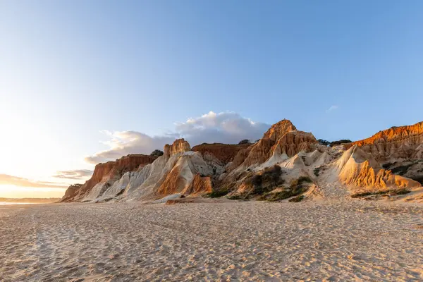 Bir çakıl taşı ve kumsalda inanılmaz kaya oluşumu. Kızıl topraklı kızıl kayalıklar ve kumlu sahilde inanılmaz oluşumlar. Praia da Falsia, sıcak güneş ışığıyla yıkanmış, Algarve, Portekiz