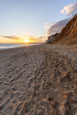 Praia da Falsia 'nın altın kumlu plajı. Karakteristik turuncu uçurumları. Akşam üzeri Portekiz' in Algarve kentindeki uçurumlarda çekilen manzara.