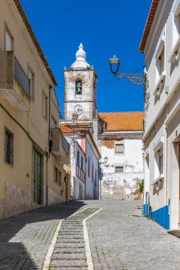 Şehir turu ve St. Sebastian Kilisesi çevresi. Portekiz, Algarve 'deki Lagos şehrinde beyaz boyalı eski bir bina.