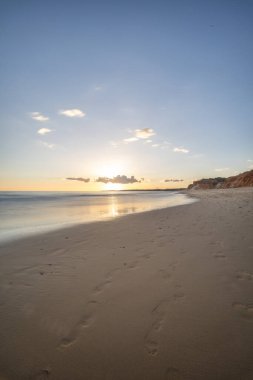 Praia da Falsia 'nın altın kumlu plajı. Karakteristik turuncu uçurumları. Akşam üzeri Portekiz' in Algarve kentindeki uçurumlarda çekilen manzara.