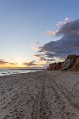 Praia da Falsia 'nın altın kumlu plajı. Karakteristik turuncu uçurumları. Akşam üzeri Portekiz' in Algarve kentindeki uçurumlarda çekilen manzara.