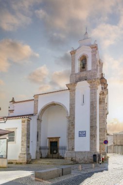Saint Anthony Kilisesi 'nin beyaz cepheli tarihi caddesi ve eski binalar, Lagos, Algarve, Portekiz şehir gezisi.
