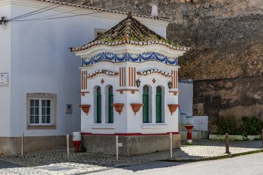 Beyaz cepheli ve eski binalı tarihi cadde Lagos, Algarve, Portekiz şehir gezisi