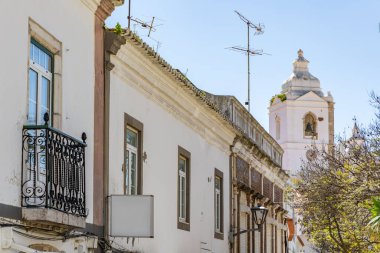 Saint Anthony Kilisesi 'nin beyaz cepheli tarihi caddesi ve eski binalar, Lagos, Algarve, Portekiz şehir gezisi.