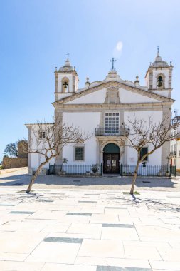 Santa Maria de Lagos Kilisesi. Denize bakan eski tarihi bir bina. Lagos, Algarve, Portekiz 'de mavi gökyüzü.