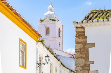 Saint Anthony Kilisesi 'nin beyaz cepheli tarihi caddesi ve eski binalar, Lagos, Algarve, Portekiz şehir gezisi.