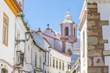 Saint Anthony Kilisesi 'nin beyaz cepheli tarihi caddesi ve eski binalar, Lagos, Algarve, Portekiz şehir gezisi.