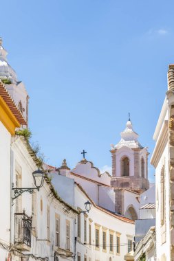 Saint Anthony Kilisesi 'nin beyaz cepheli tarihi caddesi ve eski binalar, Lagos, Algarve, Portekiz şehir gezisi.
