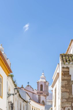 Beyaz cepheli ve eski binalı tarihi cadde Lagos, Algarve, Portekiz şehir gezisi