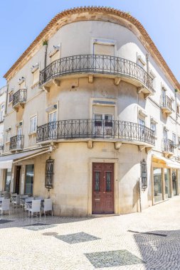 Beyaz cepheli ve eski binalı tarihi cadde Lagos, Algarve, Portekiz şehir gezisi