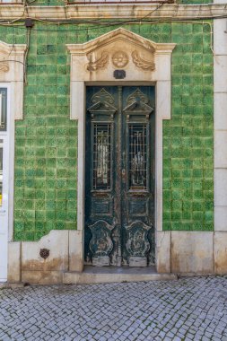 Tarihi meydan, evin üzerinde yeşil fayanslar olan eski bir bina Lagos, Algarve, Portekiz 'e şehir gezisi