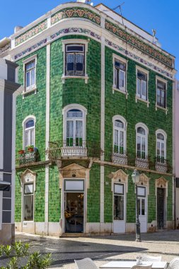 Tarihi meydan, evin üzerinde yeşil fayanslar olan eski bir bina Lagos, Algarve, Portekiz 'e şehir gezisi