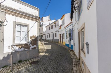 Beyaz cepheli ve eski binalı tarihi cadde Lagos, Algarve, Portekiz şehir gezisi