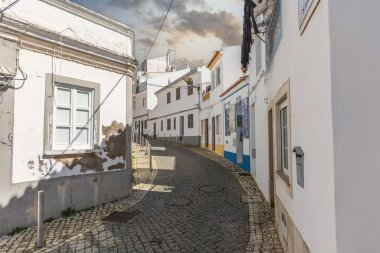 Beyaz cepheli ve eski binalı tarihi cadde Lagos, Algarve, Portekiz şehir gezisi