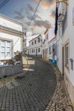 Beyaz cepheli ve eski binalı tarihi cadde Lagos, Algarve, Portekiz şehir gezisi