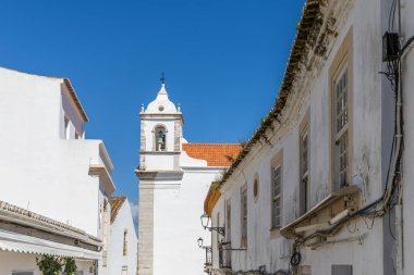 Beyaz cepheli ve eski binalı tarihi cadde Lagos, Algarve, Portekiz şehir gezisi