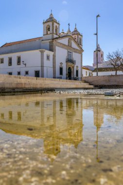 Santa Maria de Lagos Kilisesi. Denize bakan eski tarihi bir bina. Lagos, Algarve, Portekiz 'de mavi gökyüzü.